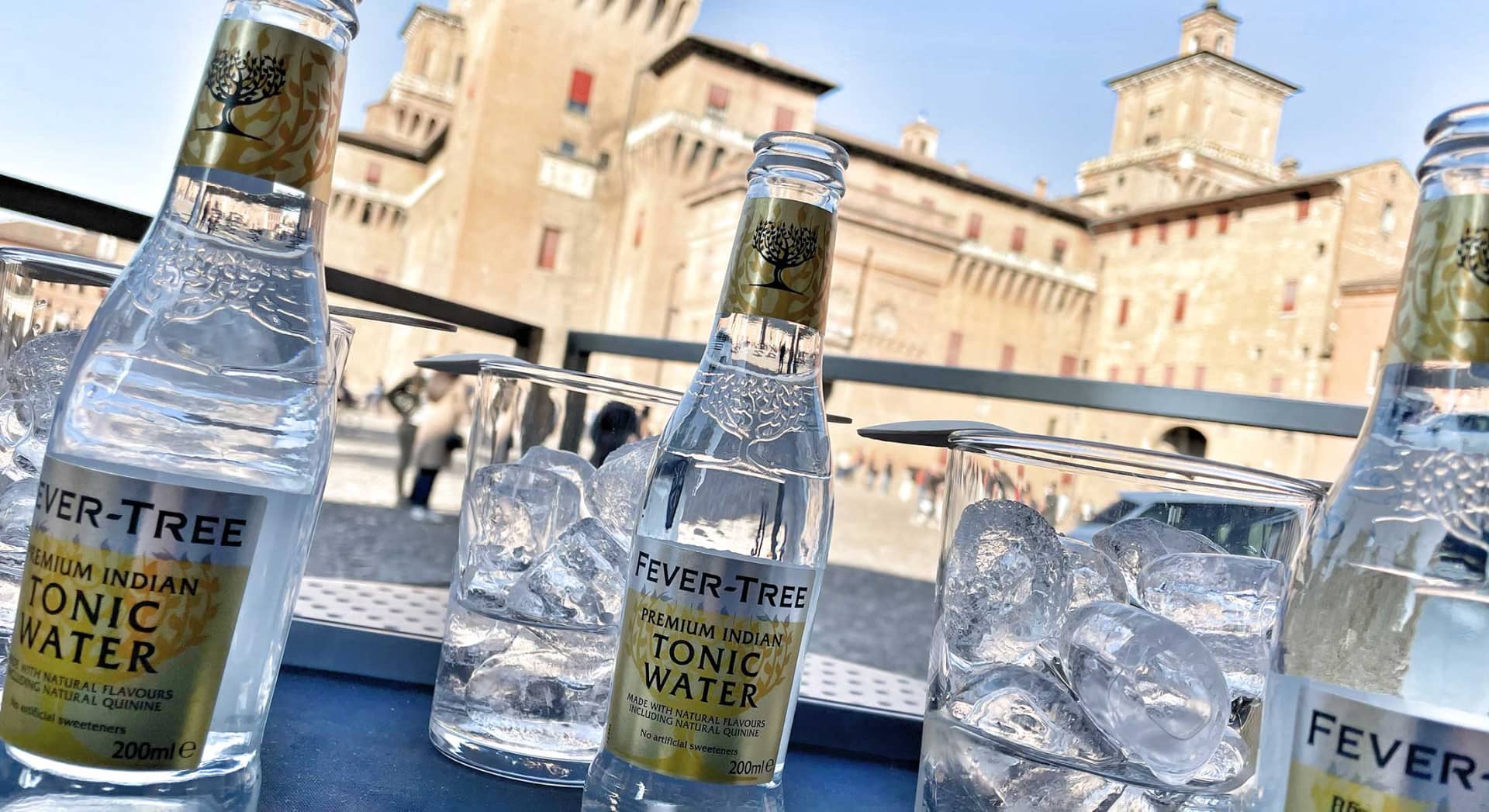 Aperitivo al Bitter Spritz Bar Hotel Annunziata - tavoli di fronte al Castello Estense