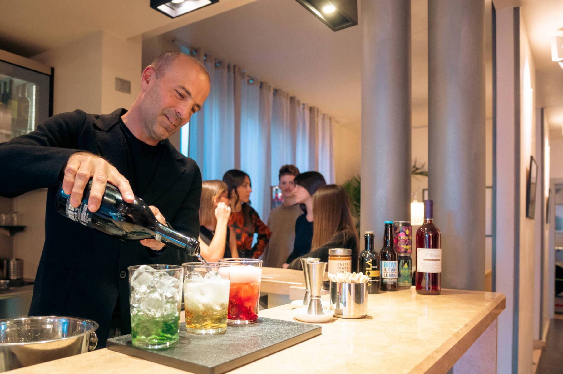 Bitter Spritz Bar Ferrara - angolo dei vinili con spritz artigianale